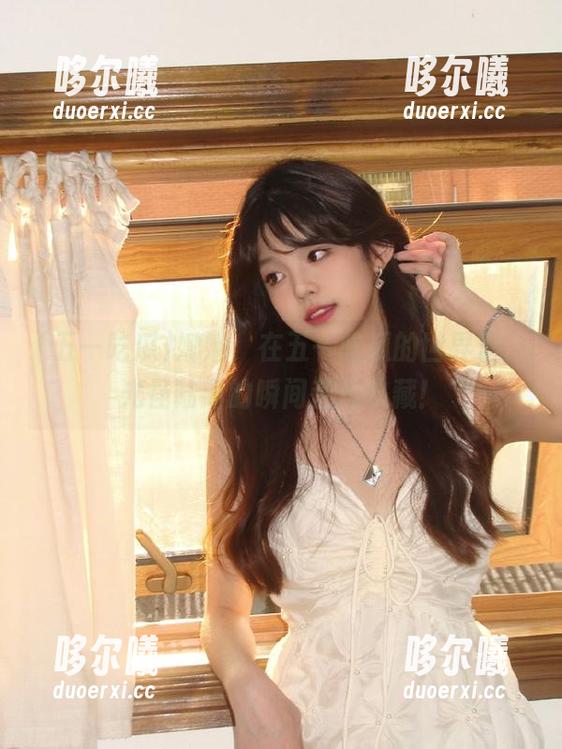 娜娜：在五一吃瓜的世界里，光怪陆离的瞬间都想收藏！